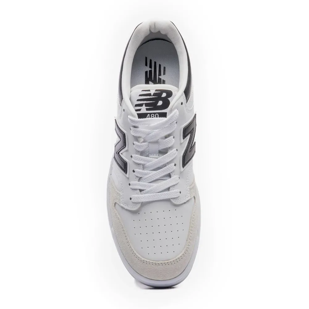 Vista superior do tênis casual New Balance 480 LOW branco com detalhes em preto e cinza.